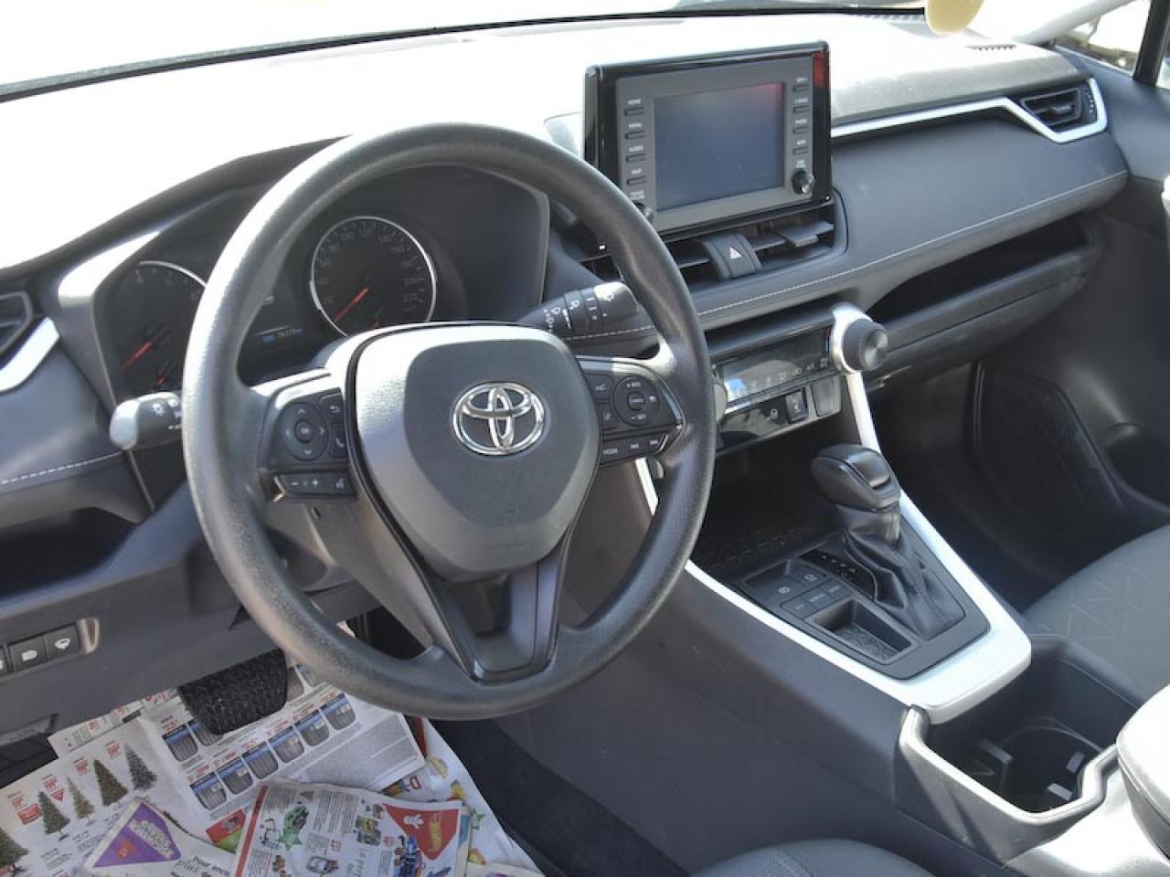 2022 Toyota RAV4 LE Photo4