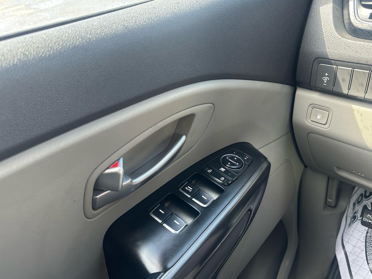 2016 Kia Sedona  - Photo #15