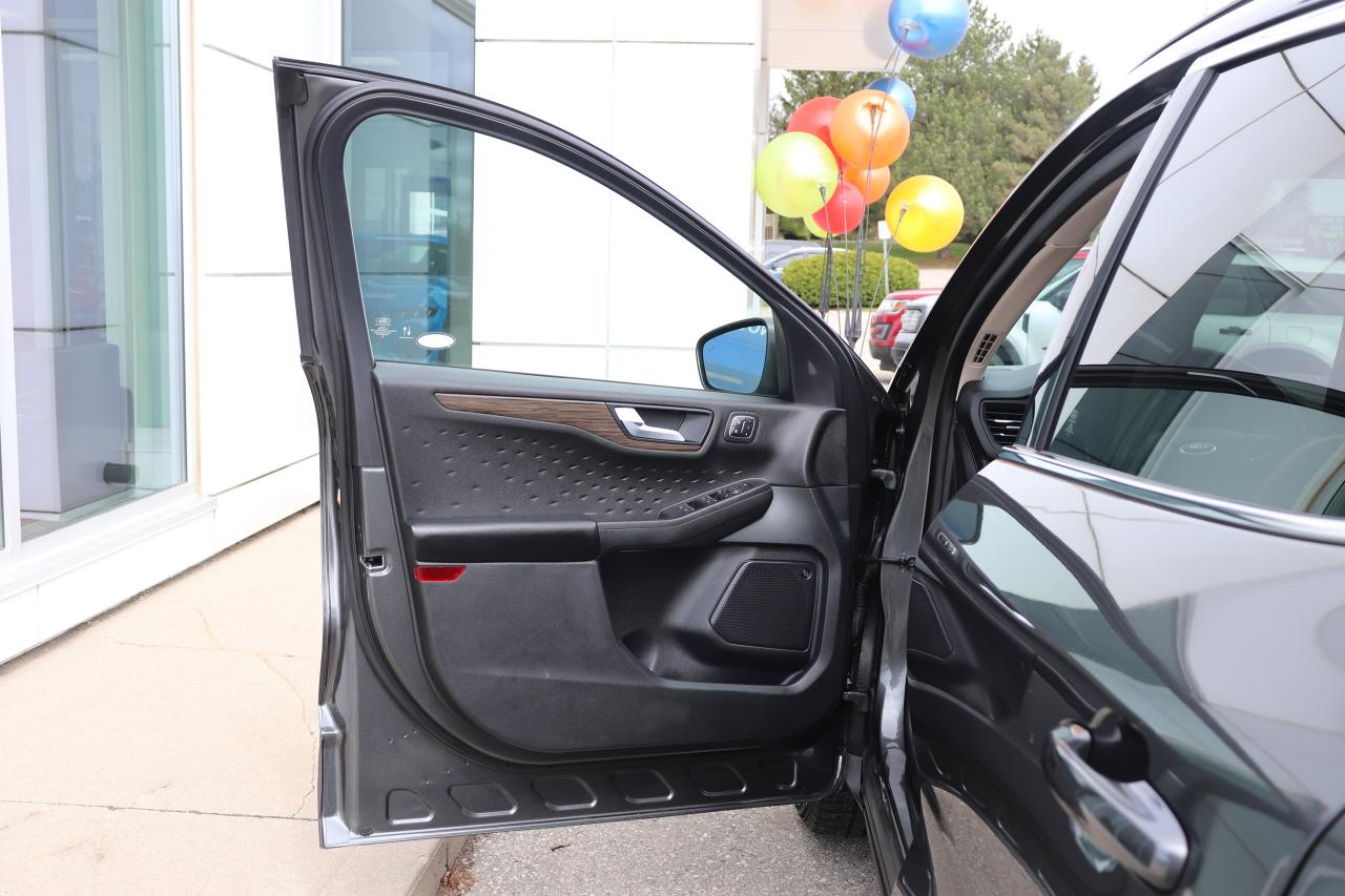 2020 Ford Escape TITANIUM HYBRID AWD Photo5