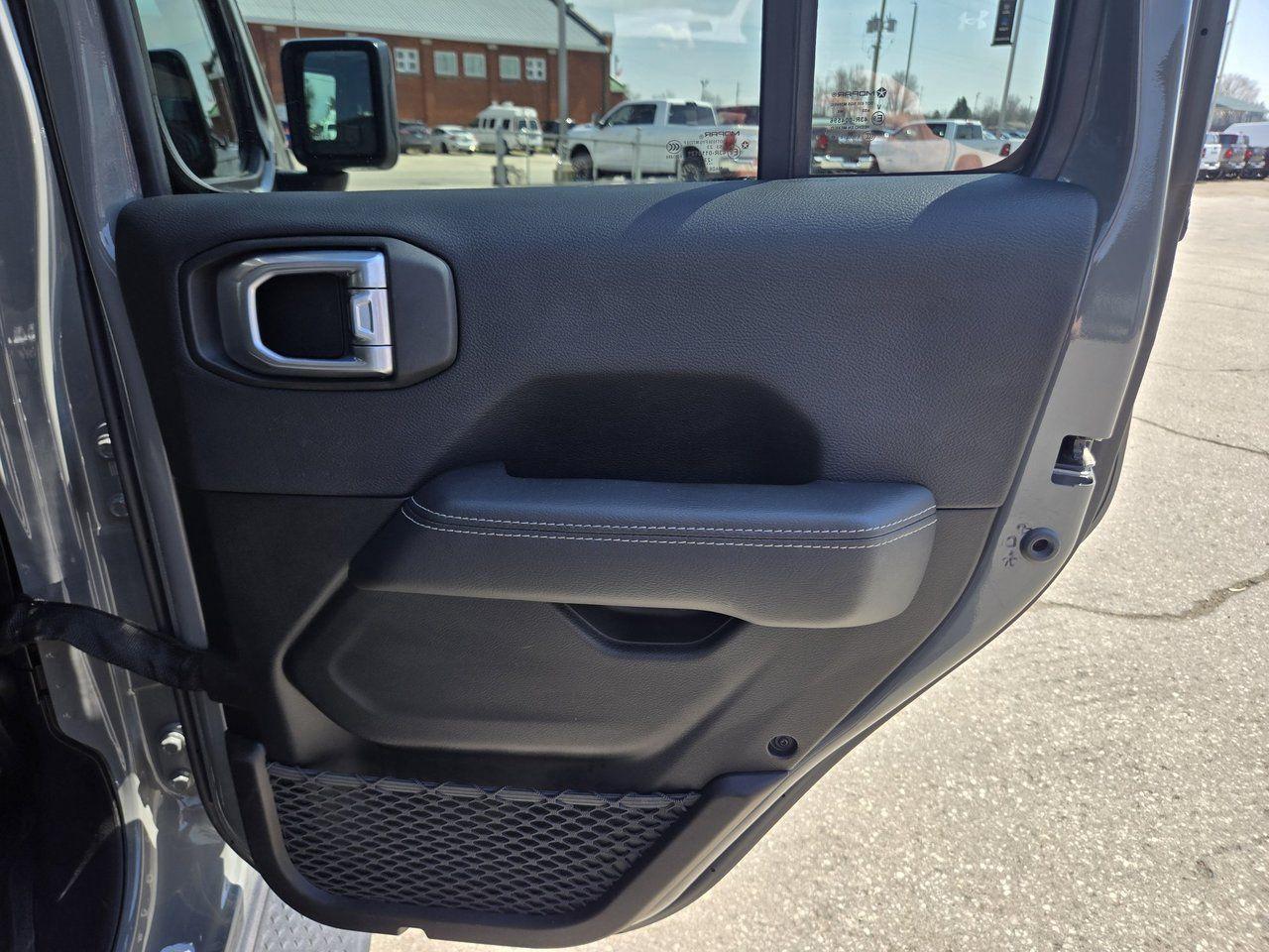 2023 Jeep Gladiator Overland - Photo #28