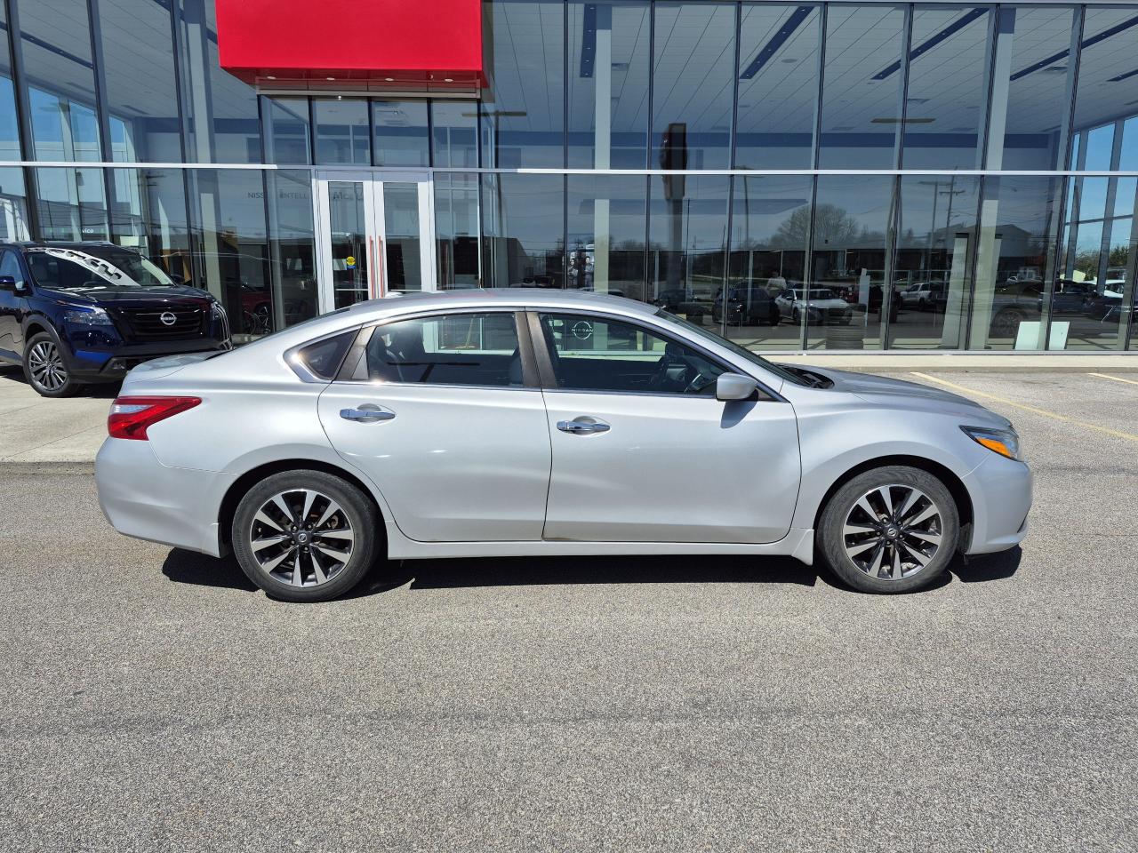 2016 Nissan Altima SV Photo3