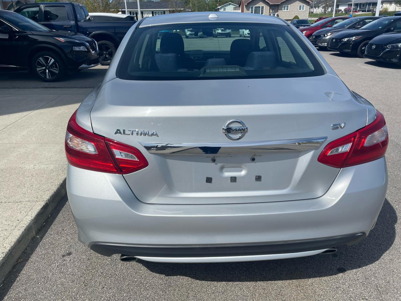2016 Nissan Altima SV Photo4
