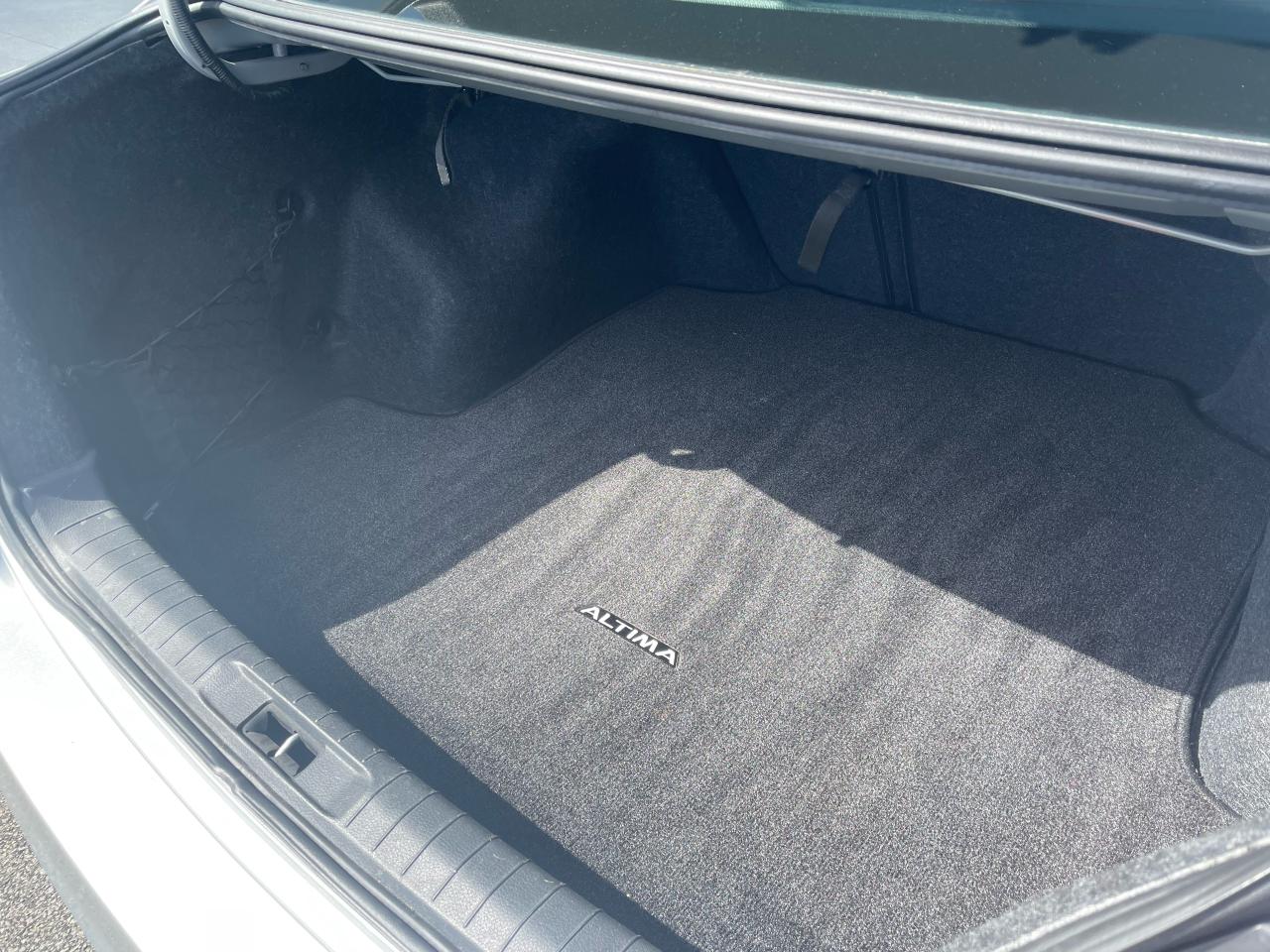 2016 Nissan Altima SV Photo5