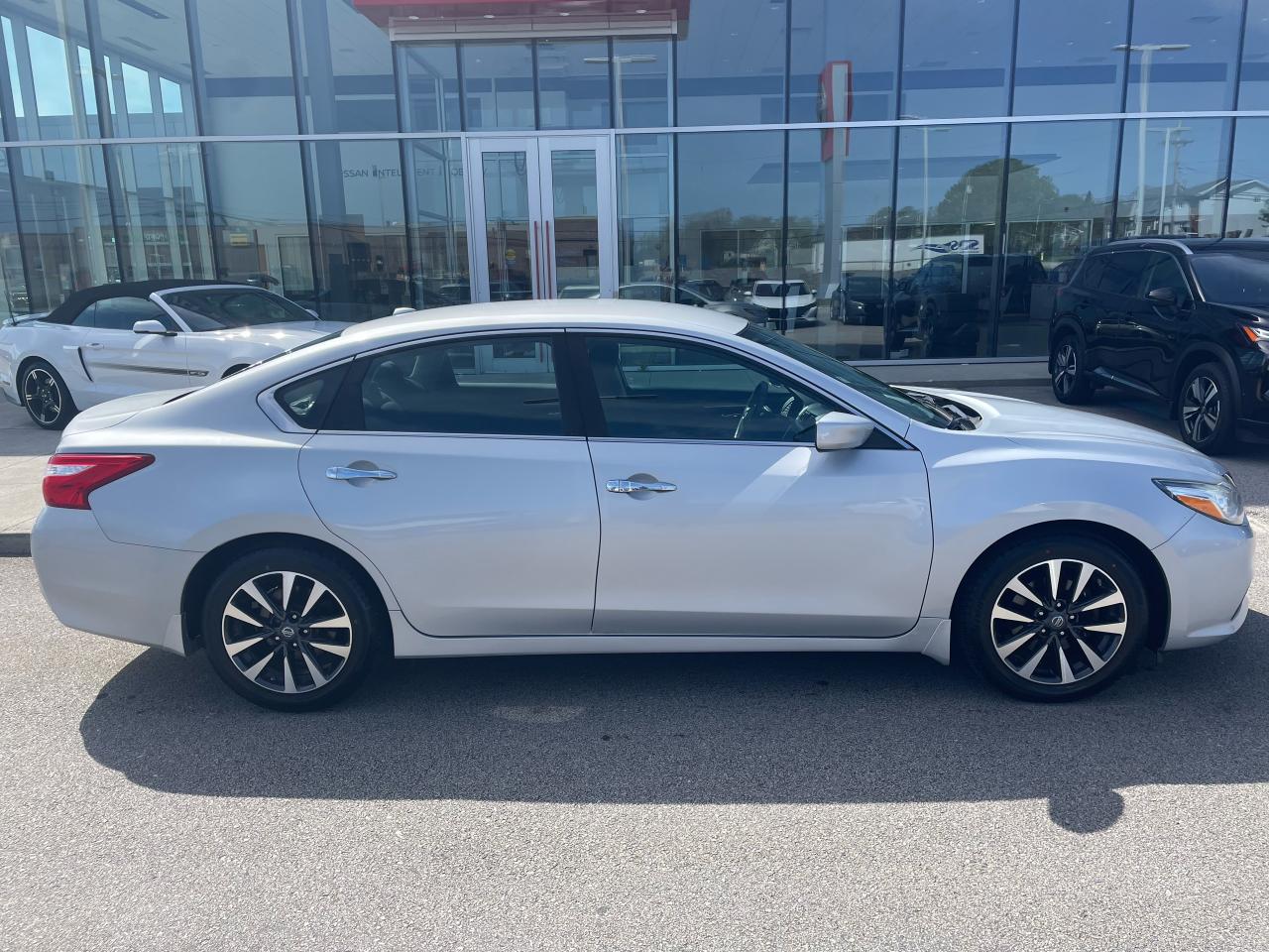 2016 Nissan Altima SV Photo3