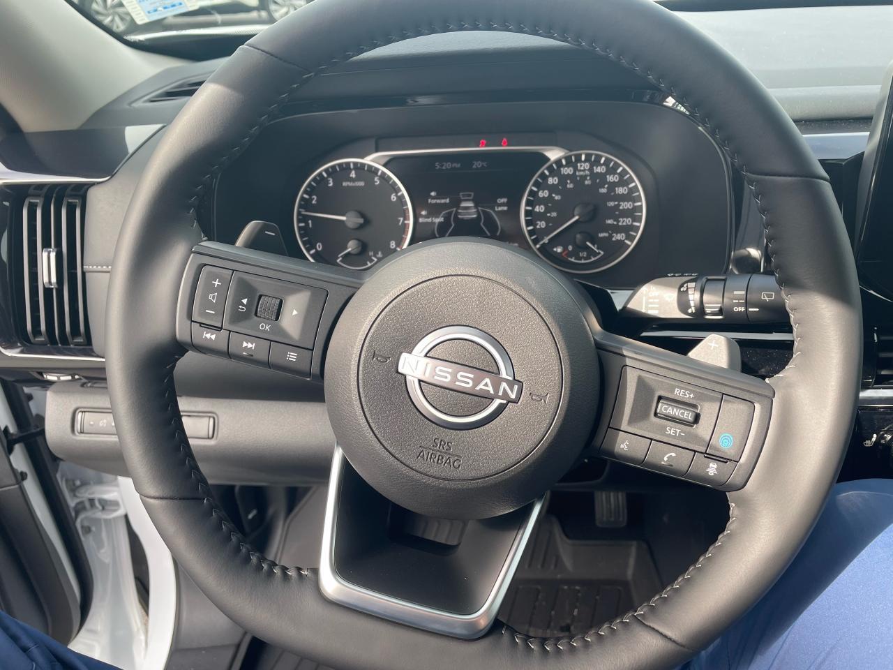 2025 Nissan Pathfinder SV Photo12