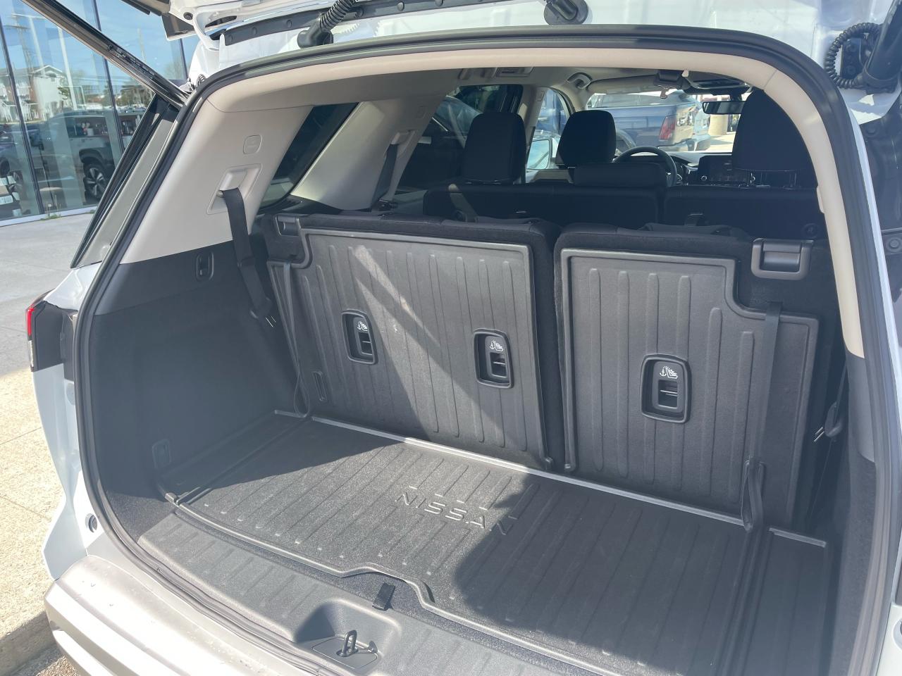 2025 Nissan Pathfinder SV Photo6