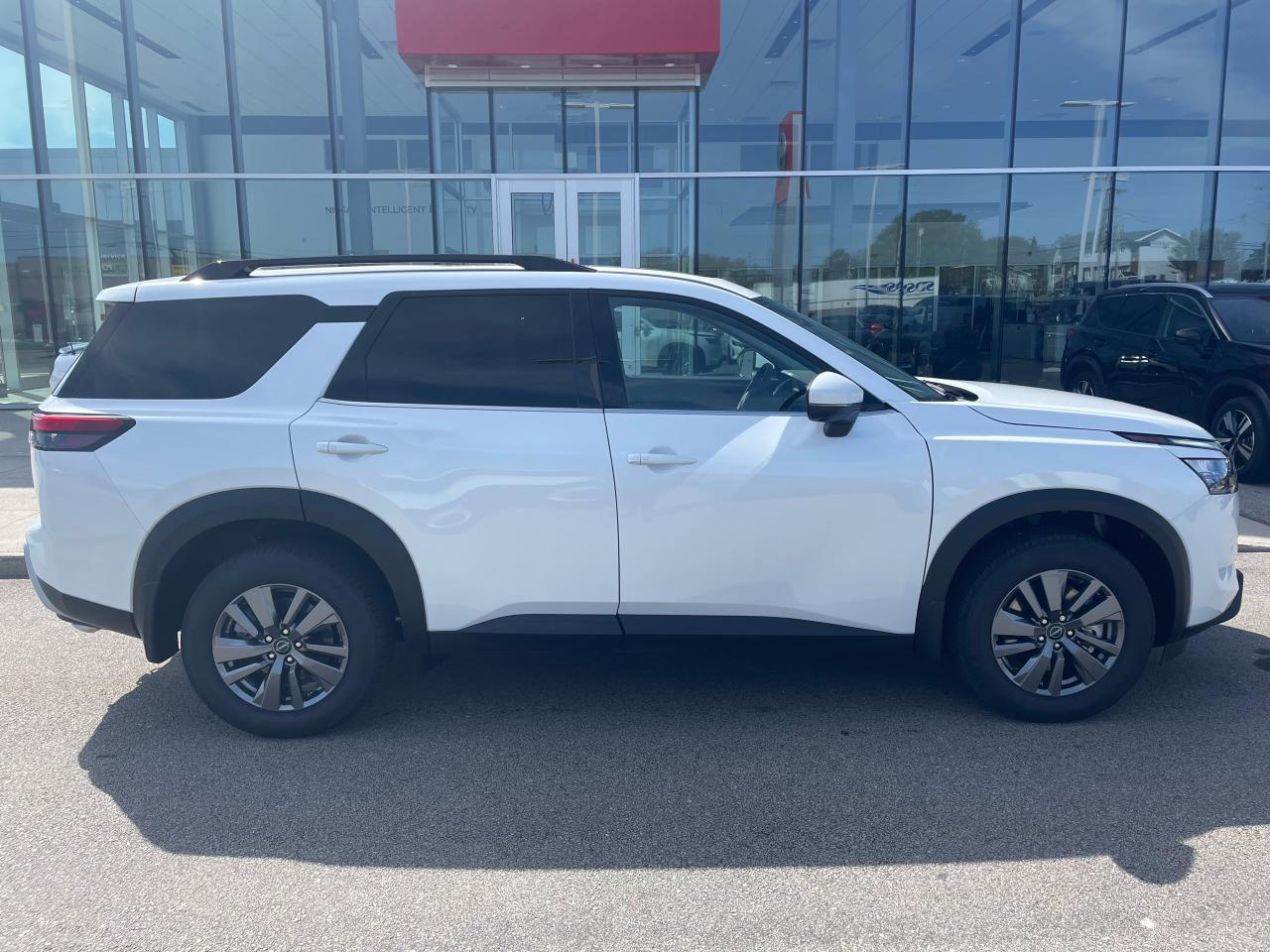 2025 Nissan Pathfinder SV Photo2