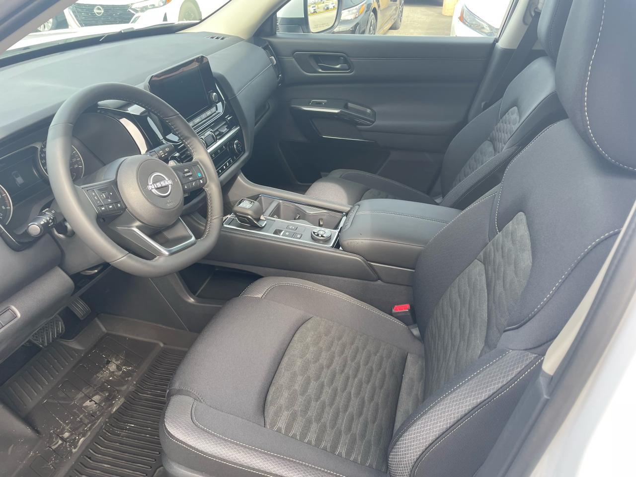 2025 Nissan Pathfinder SV Photo11