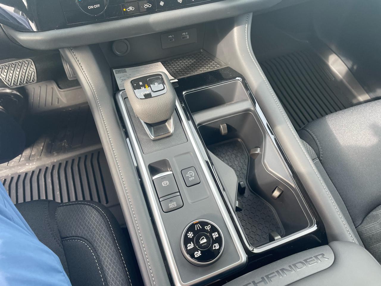 2025 Nissan Pathfinder SV Photo14