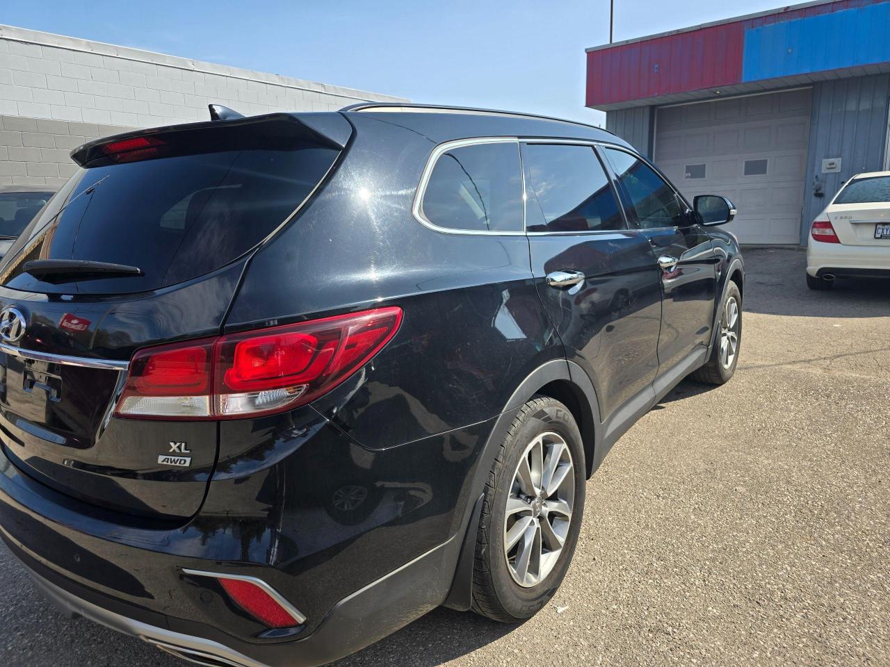 2017 Hyundai Santa Fe XL AWD 4dr Luxury w/7-Passenger - Photo #12