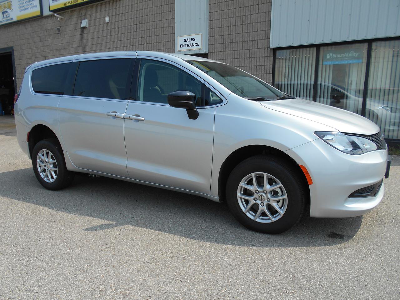 2024 Chrysler Grand Caravan SXT-Wheelchair Accessible Rear Entry Photo1
