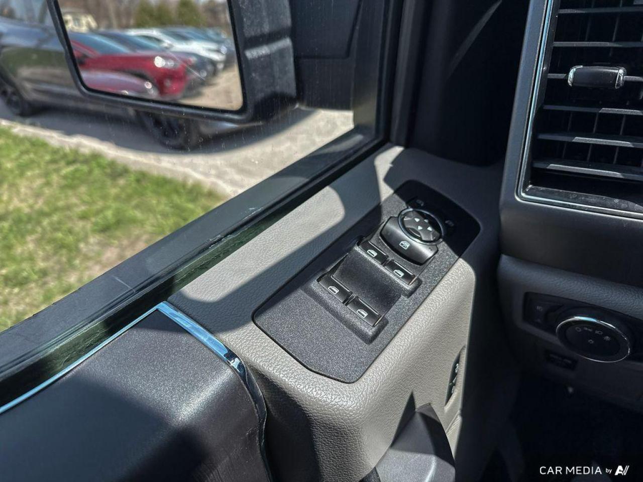 2019 Ford F-150 XLT / CHROME WHEELS / 4X4 /CREW CAB / NO ACCIDENTS - Photo #14