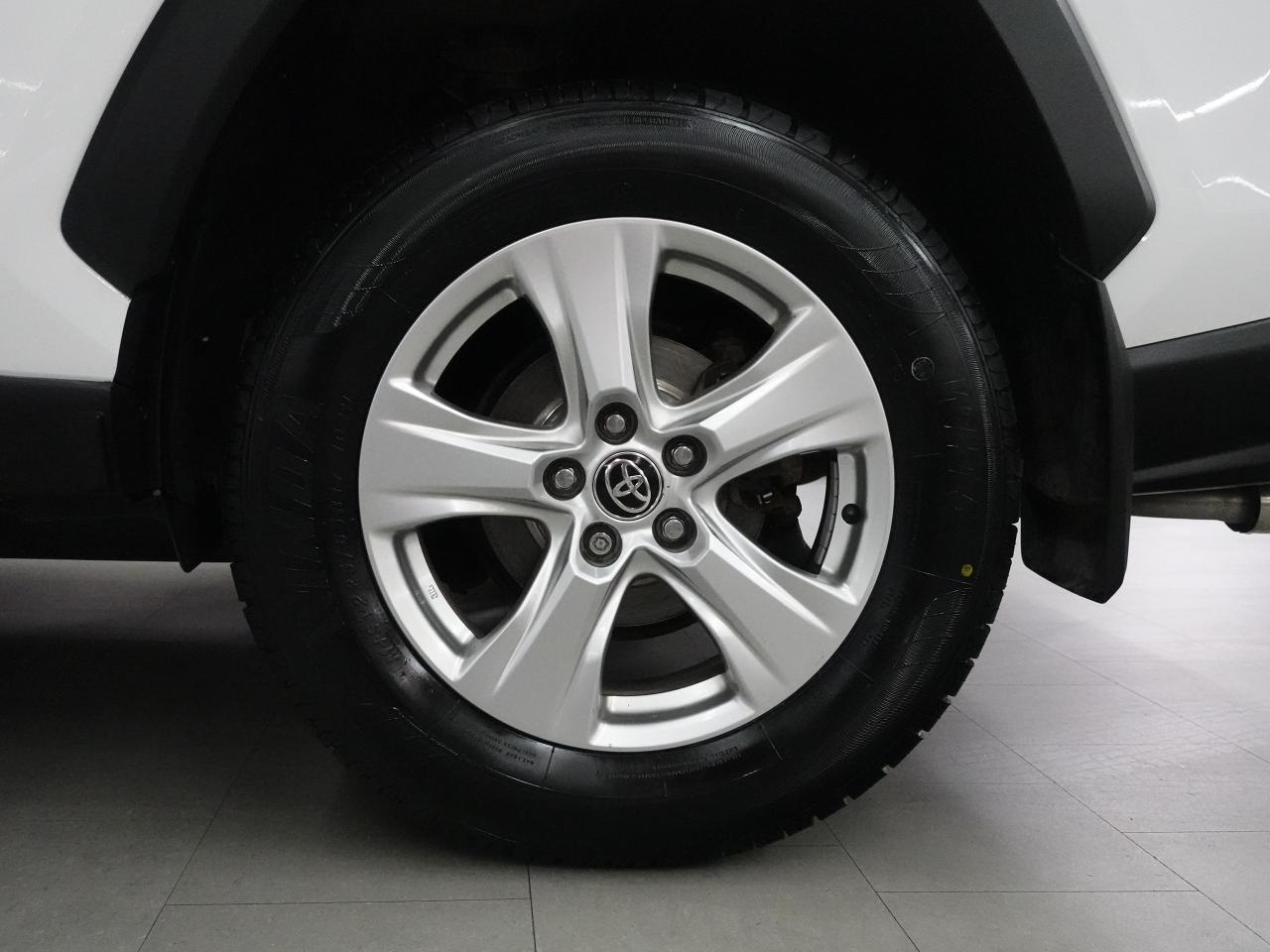 2021 Toyota RAV4 XLE | AWD | Sunroof | Heated Seats | BSM | CarPlay Photo