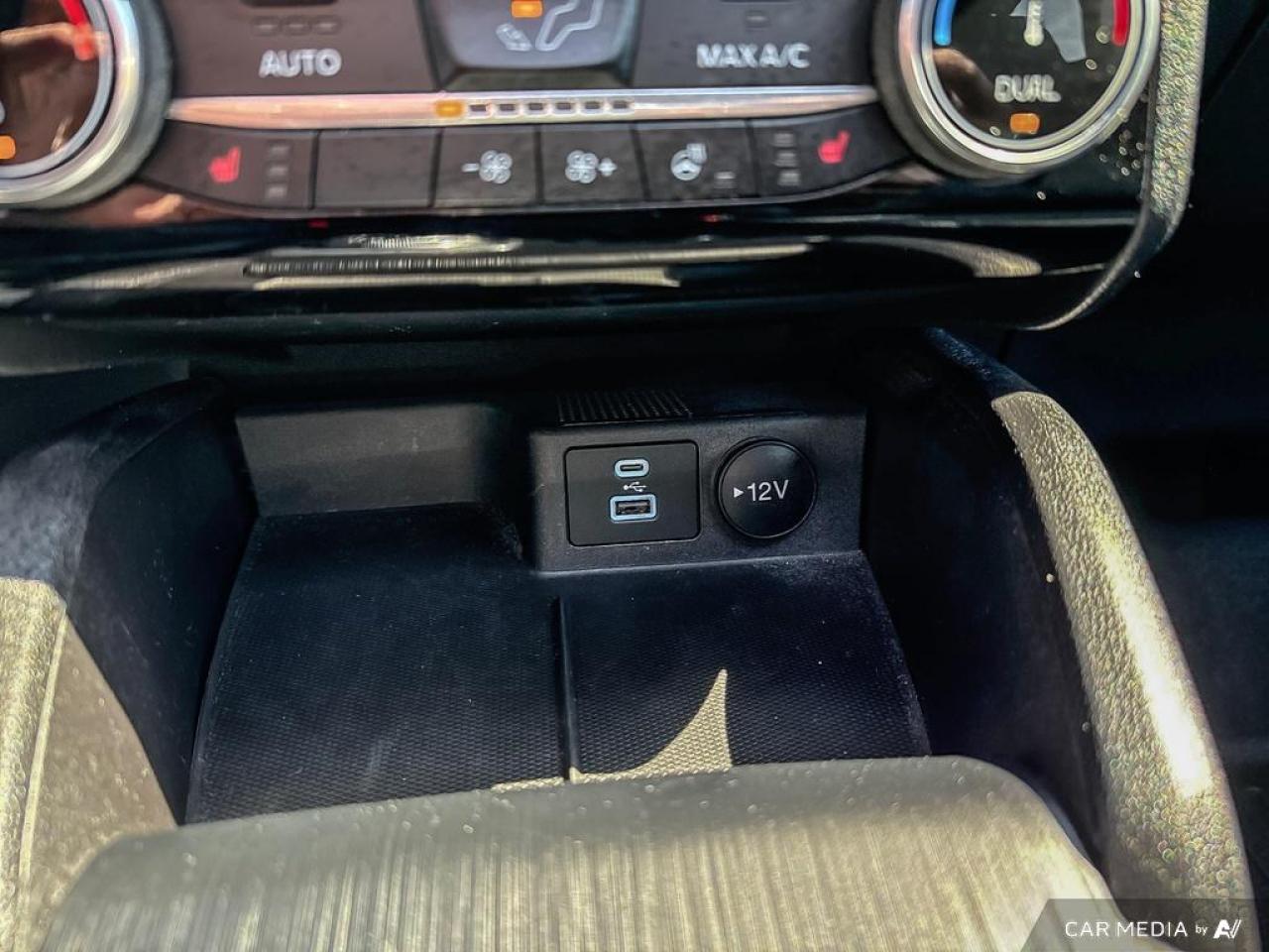 2022 Ford Escape TITANIUM / HYBRID / AWD / ROOF / NAV / LEATHER - Photo #16