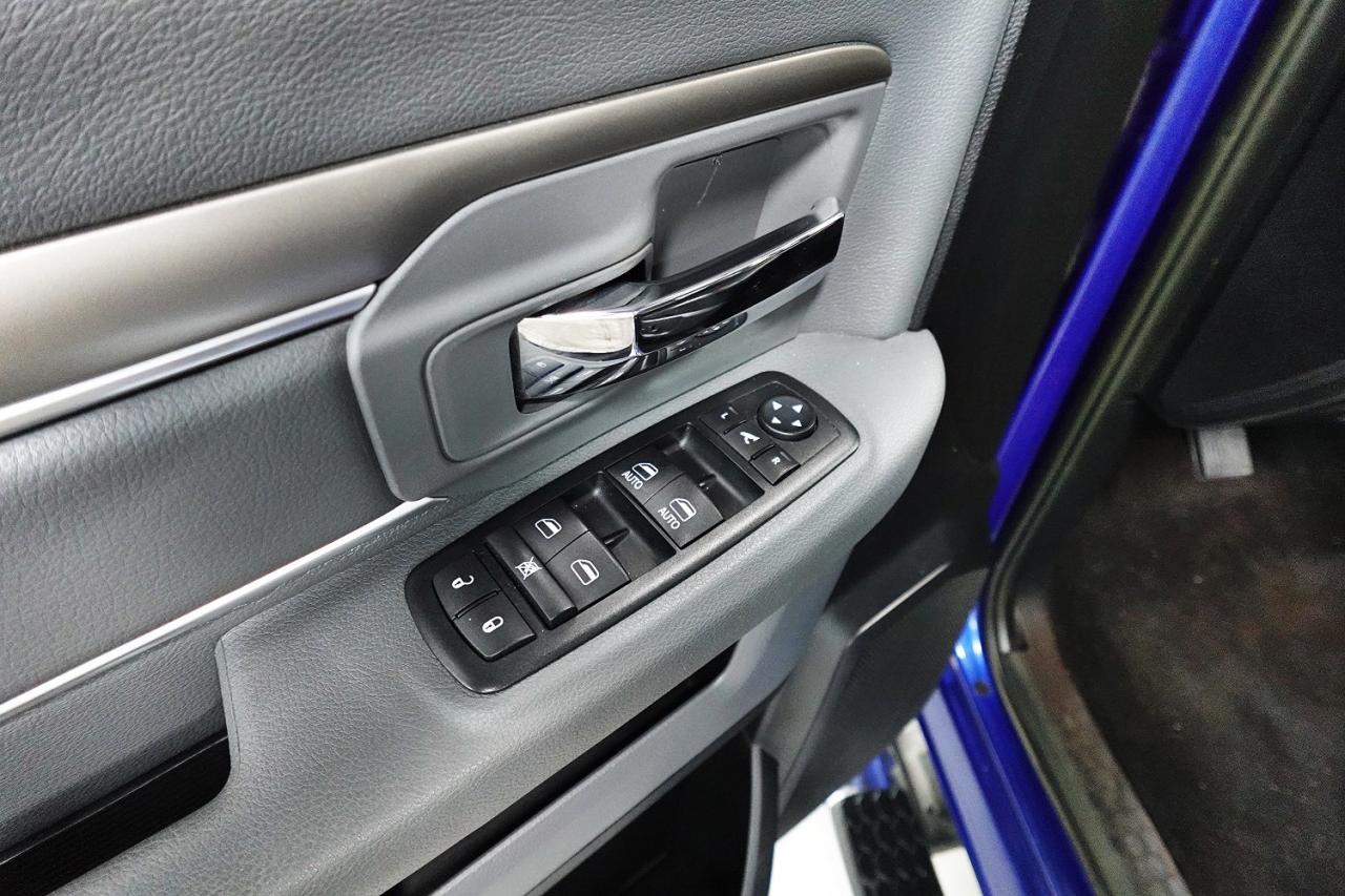 2015 RAM 1500 DEALER MAINTAIN,NO ACCIDENT ,SUPER CLEAN.4X4 - Photo #17