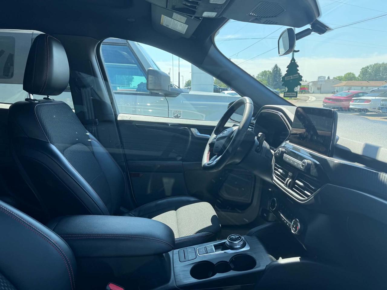 2025 Ford Escape ST-Line Photo2