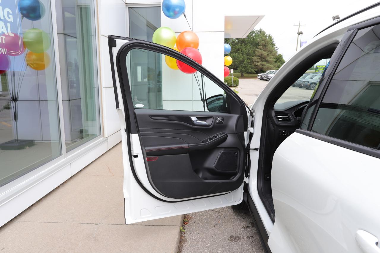 2025 Ford Escape ST-Line Select AWD Photo5