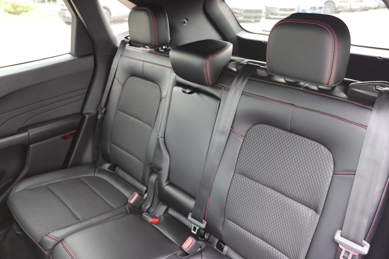2025 Ford Escape ST-Line AWD Photo5