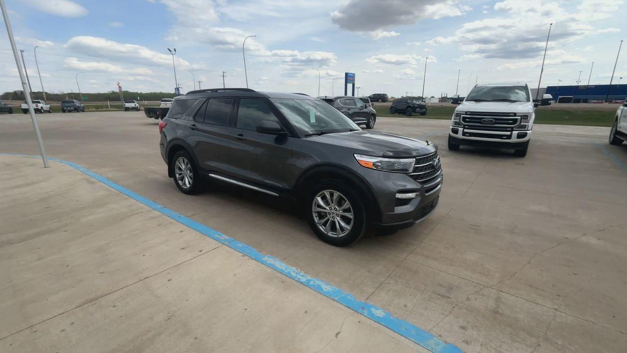 2020 Ford Explorer XLT 4WD Photo1