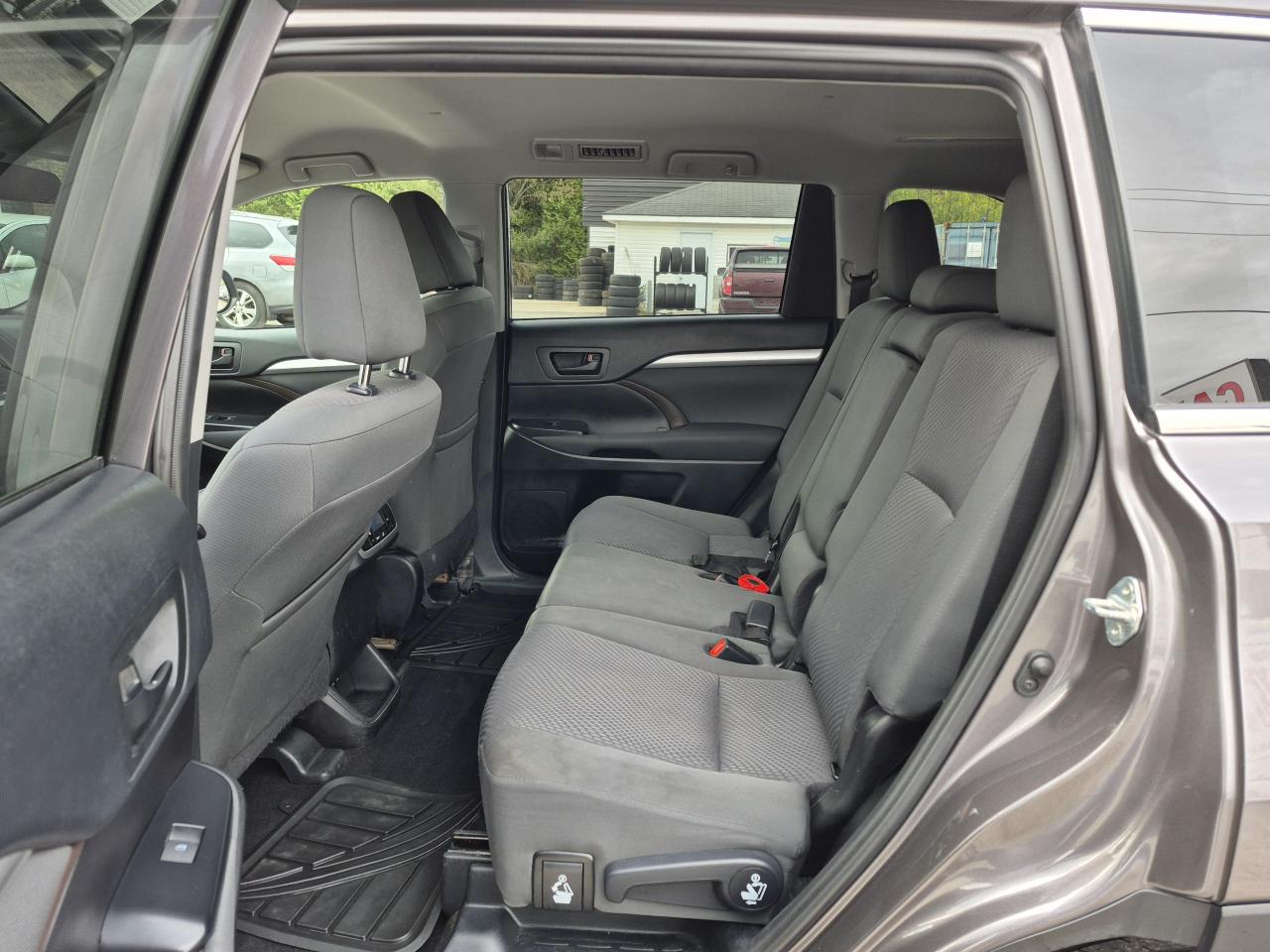 2019 Toyota Highlander LE - No Accidents/Certified Photo12