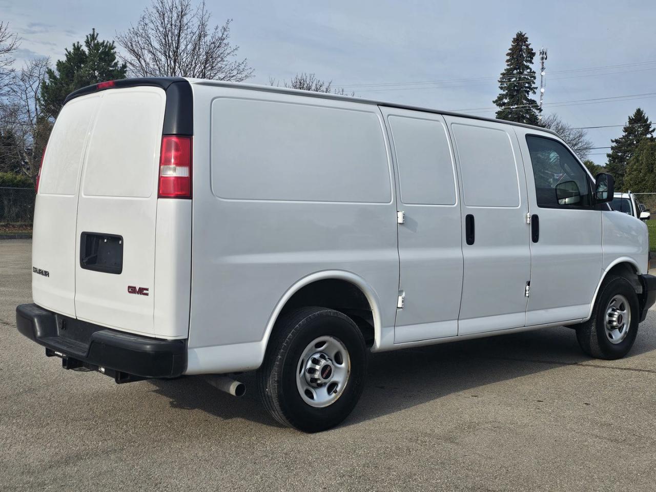 2021 GMC Savana G2500 Cargo RWD, V6 - Photo #5