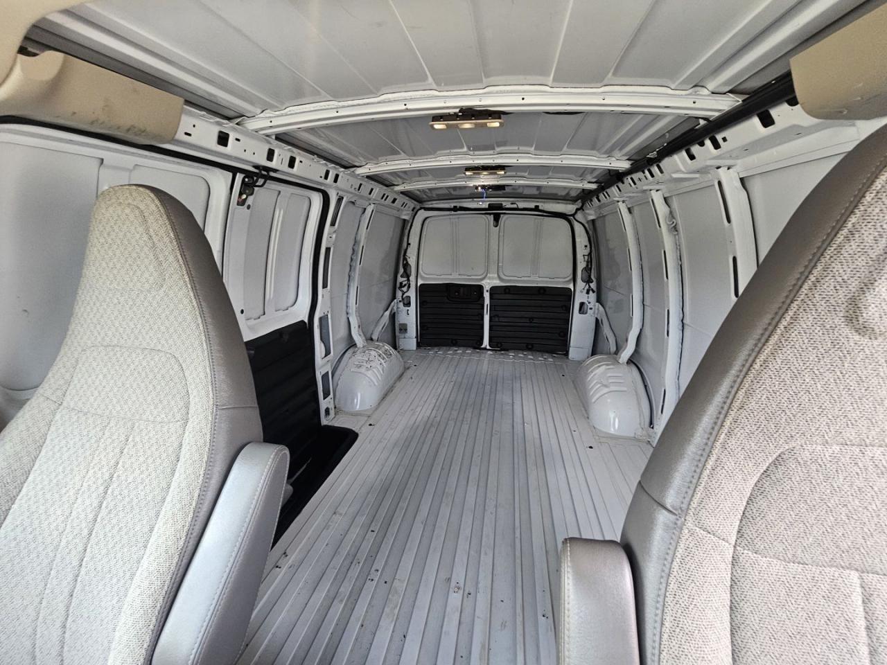 2021 GMC Savana G2500 Cargo RWD, V6 - Photo #13