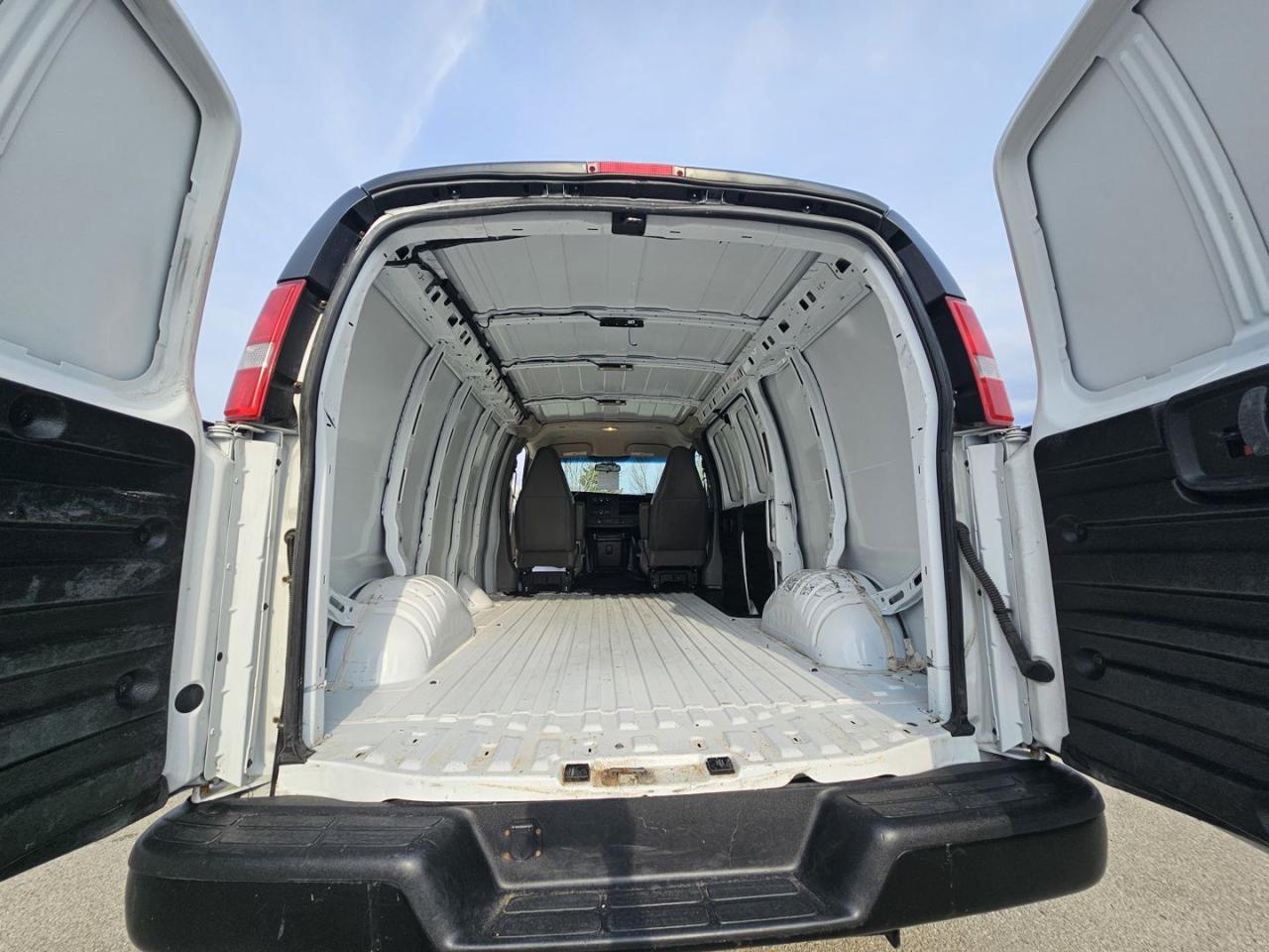 2021 GMC Savana G2500 Cargo RWD, V6 - Photo #16