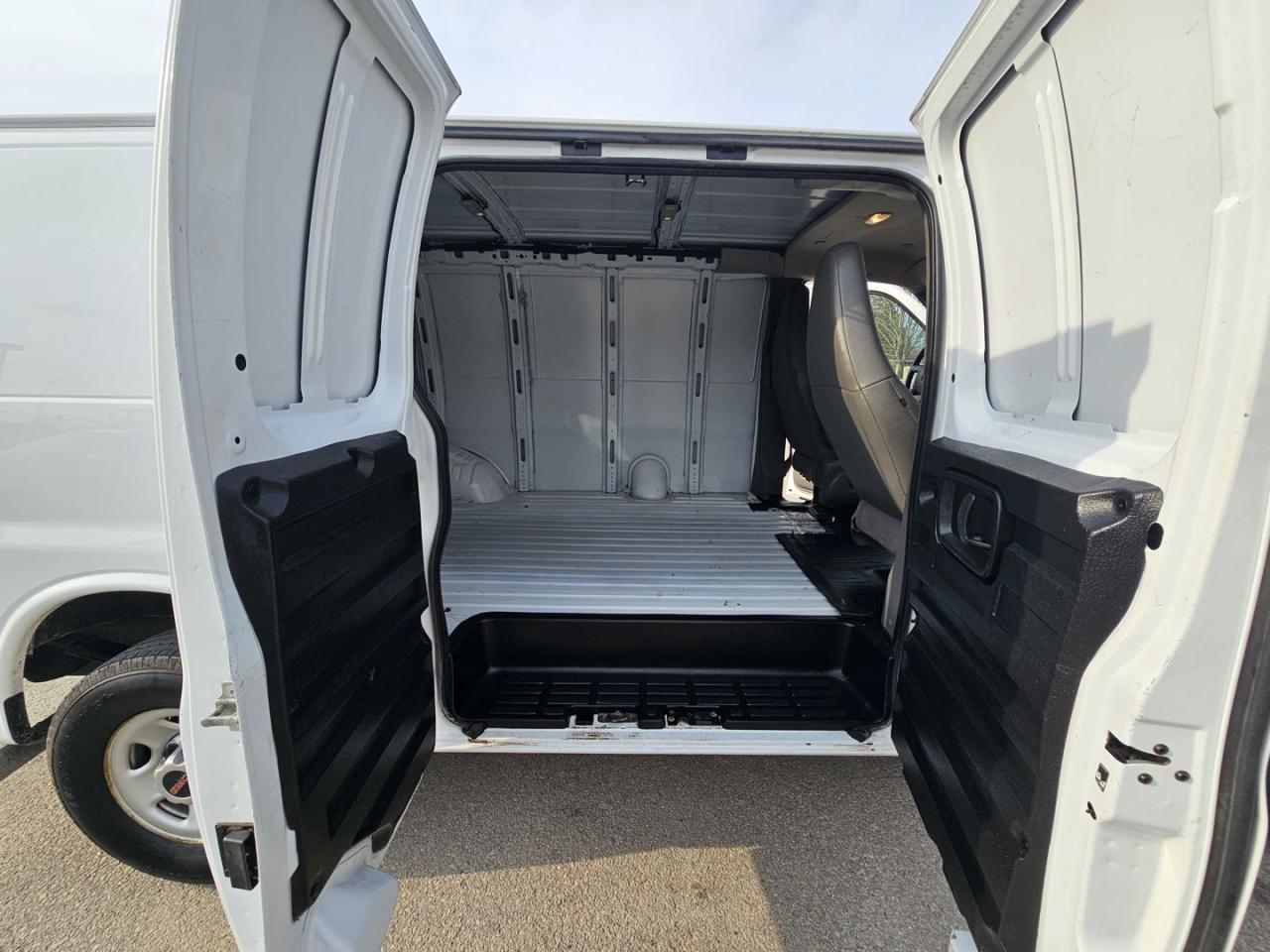 2021 GMC Savana G2500 Cargo RWD, V6 - Photo #17