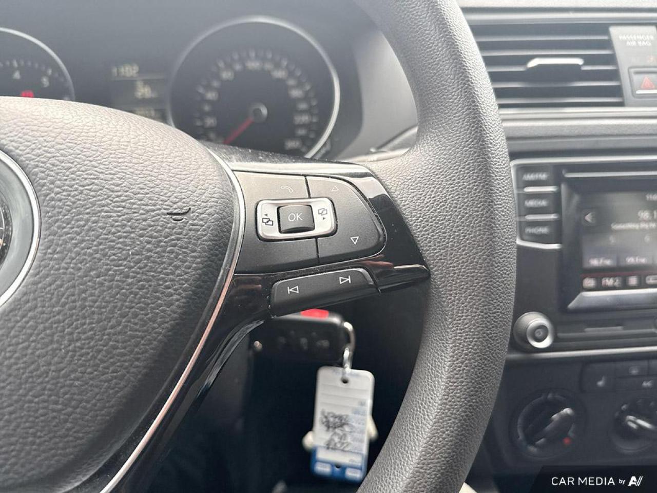 2016 Volkswagen Jetta TRENDLINE / MANUAL / AC / REVERSE CAM - Photo #11