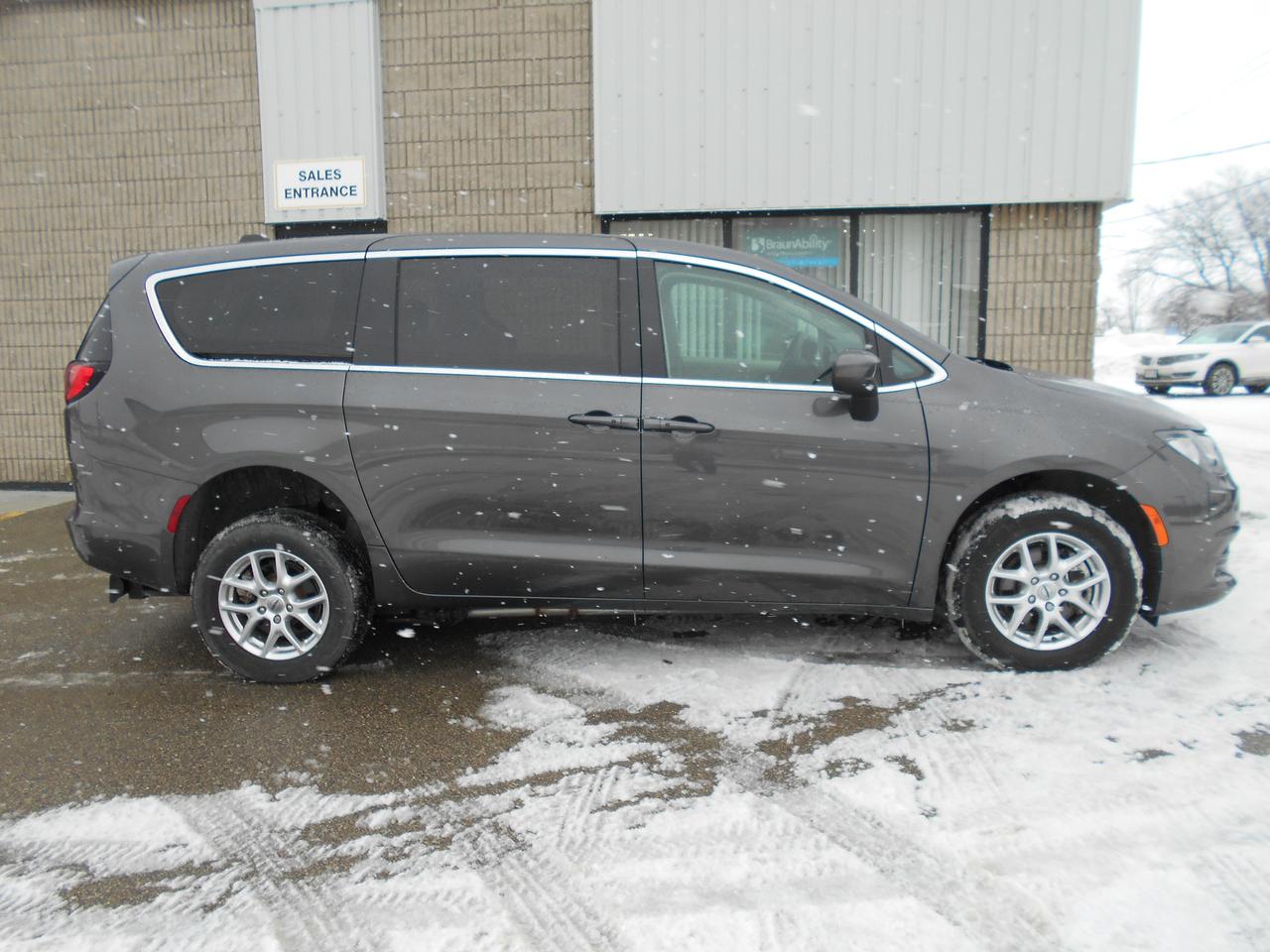 2023 Chrysler Grand Caravan SXT- Wheelchair Accessible Rear Entry Photo2