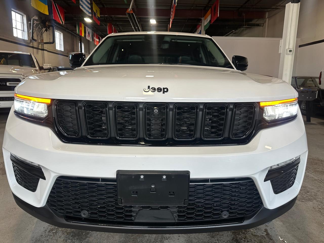 2023 Jeep Grand Cherokee LIMITED 4X4 | BLACK APPERANCE | LUXURY TECH - Photo #2