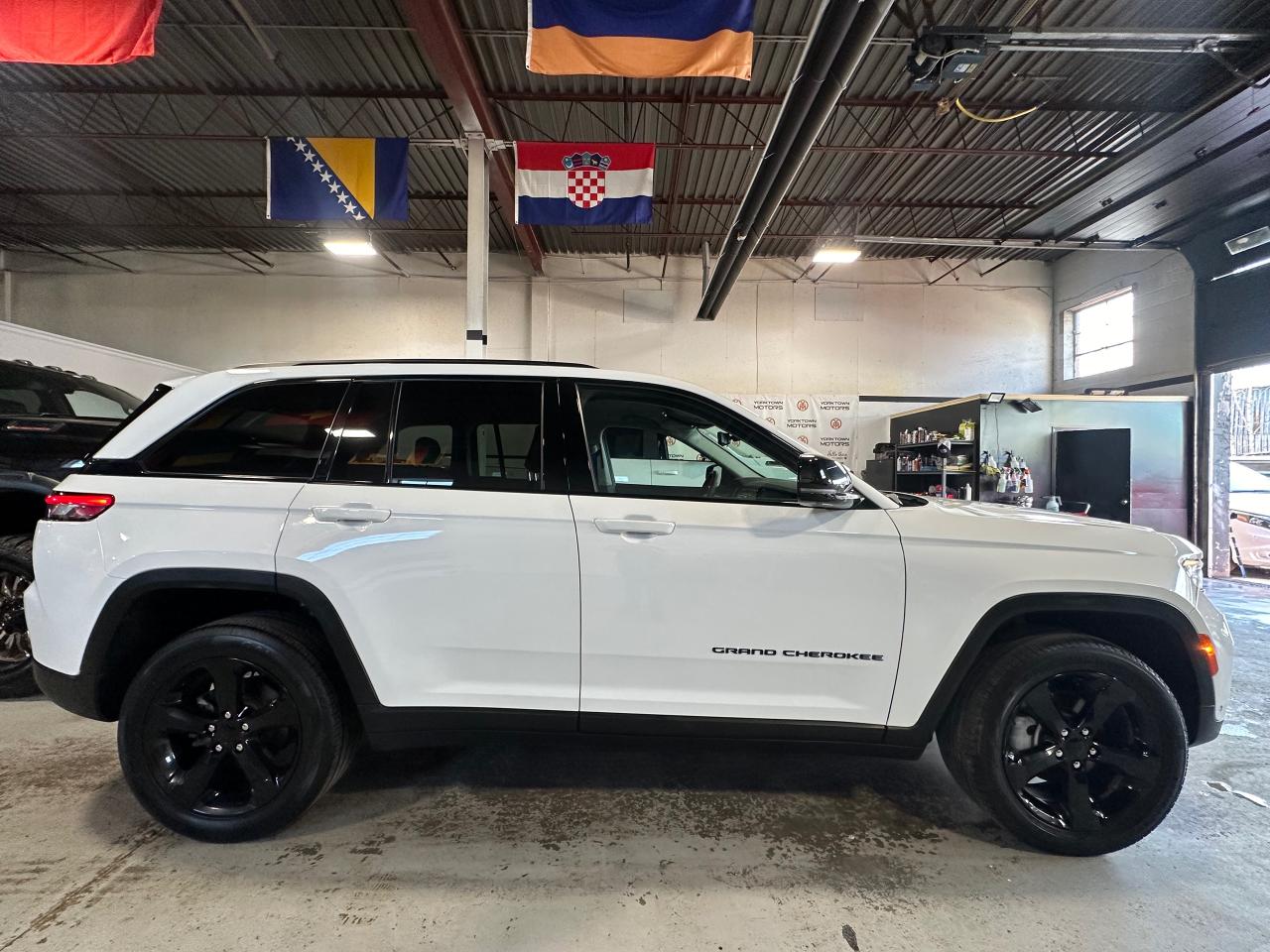 2023 Jeep Grand Cherokee LIMITED 4X4 | BLACK APPERANCE | LUXURY TECH - Photo #4