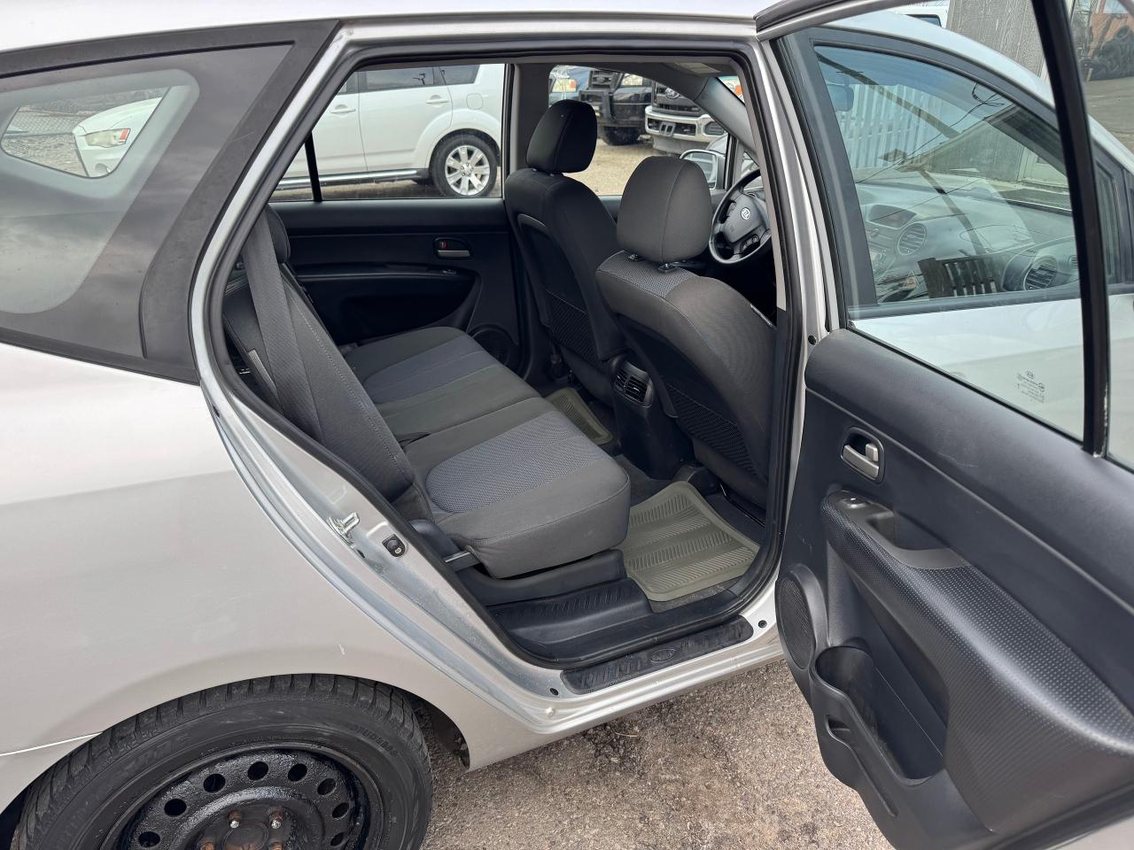 2009 Kia Rondo EX - Photo #17
