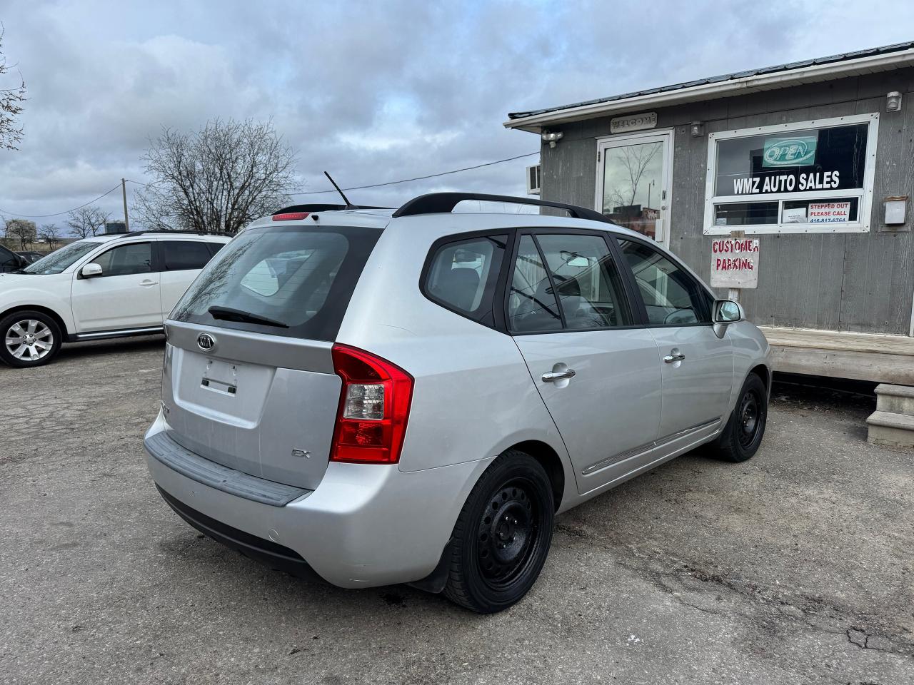 2009 Kia Rondo EX - Photo #9