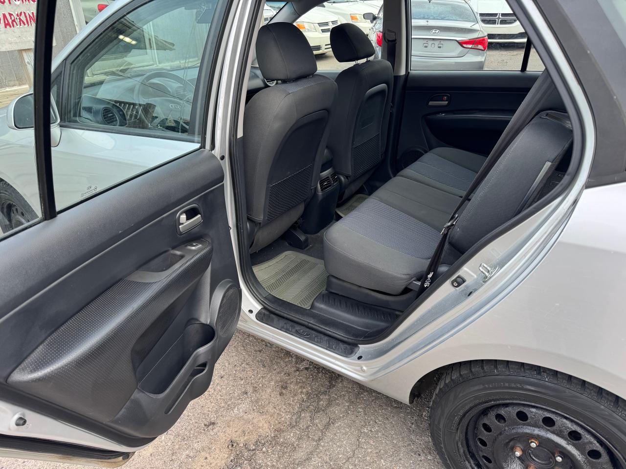 2009 Kia Rondo EX - Photo #15