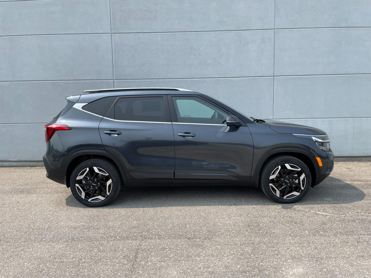 2025 Kia Seltos SX w/Black Interior Photo4