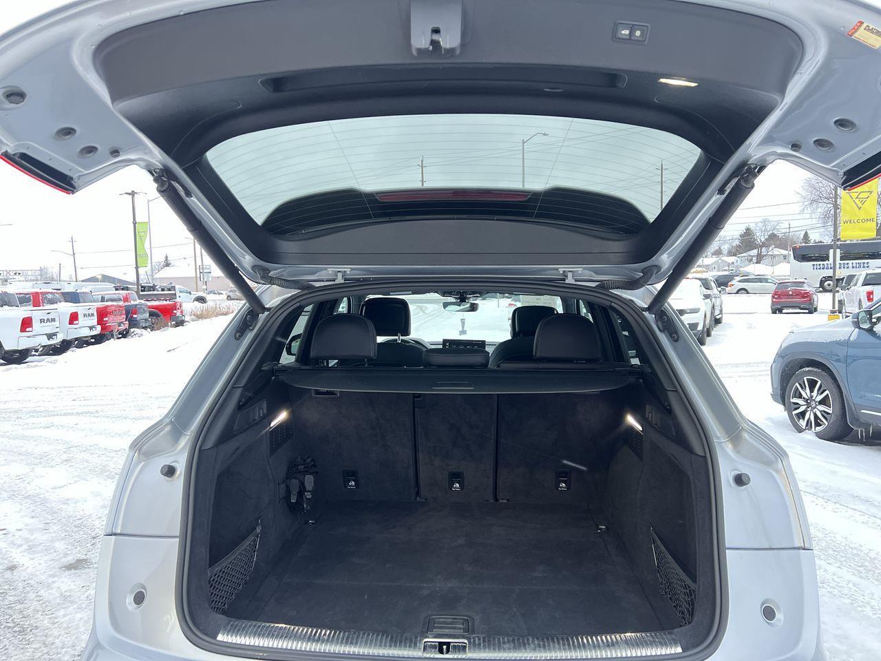 2021 Audi Q5 45 Progressiv HEATED LEATHER SEATS/STEERING WHEEL, MOONROOF, NAV, BACK UP CAM, CRUISE CONTROL!! Photo