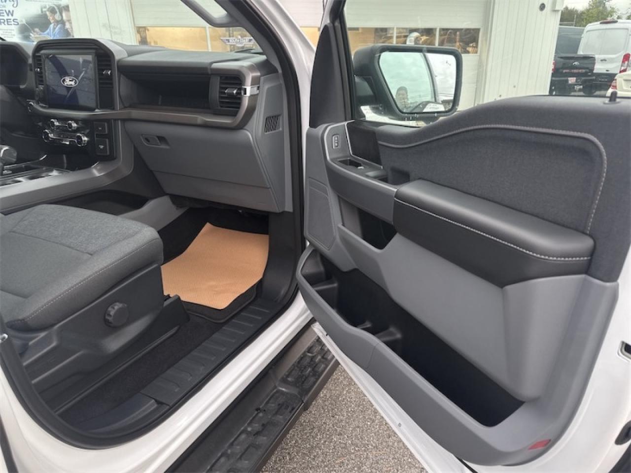 2025 Ford F-150 Lightning XLT  - Tailgate Step Photo5
