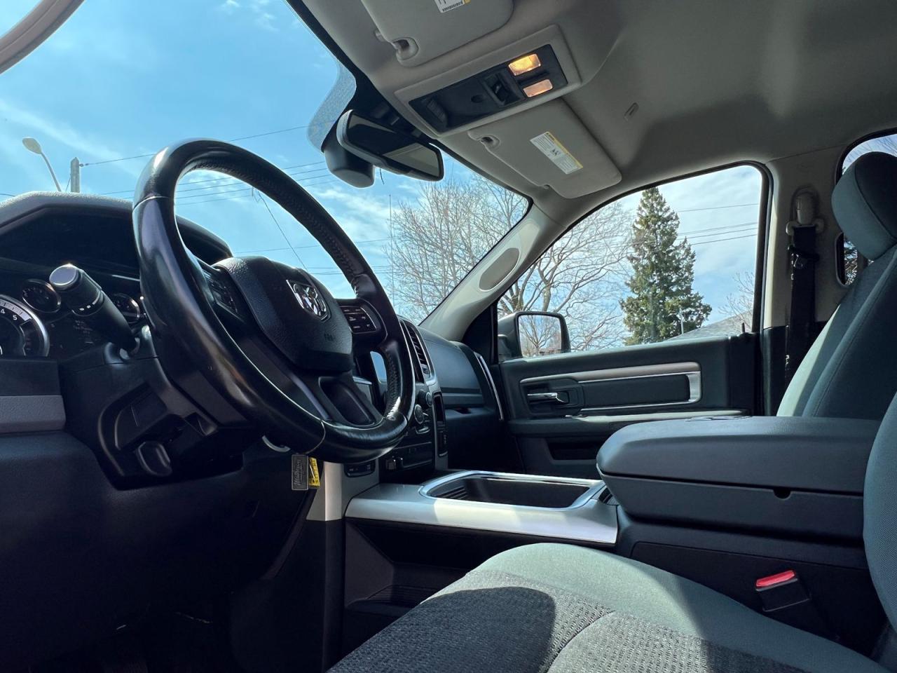 2017 RAM 1500 SLT Crew Cab SWB 4WD - Photo #9