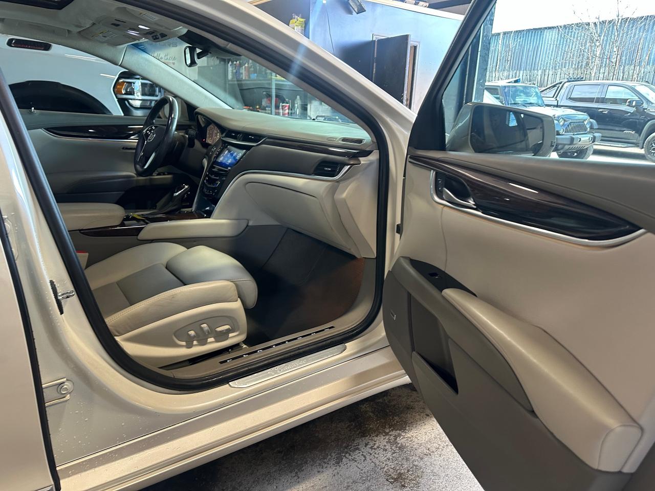 2013 Cadillac XTS PLATINUM | AWD | BOSE SOUND | SUNROOF | LEATHER - Photo #5