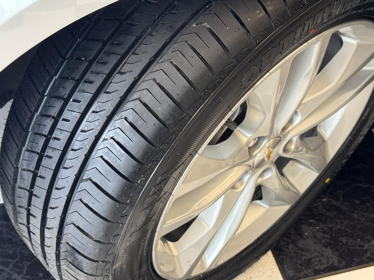 2017 Chevrolet Malibu LT+New Tires+Brakes+Camera+ApplePlay+Remote Start Photo2