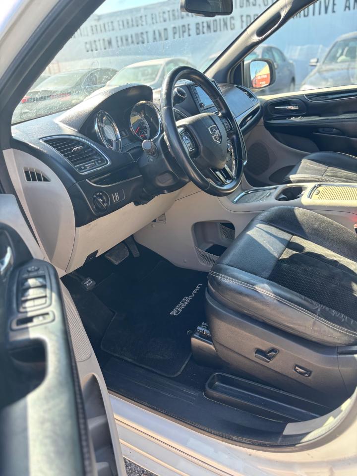 2015 Dodge Grand Caravan SXT Premium Plus Photo2