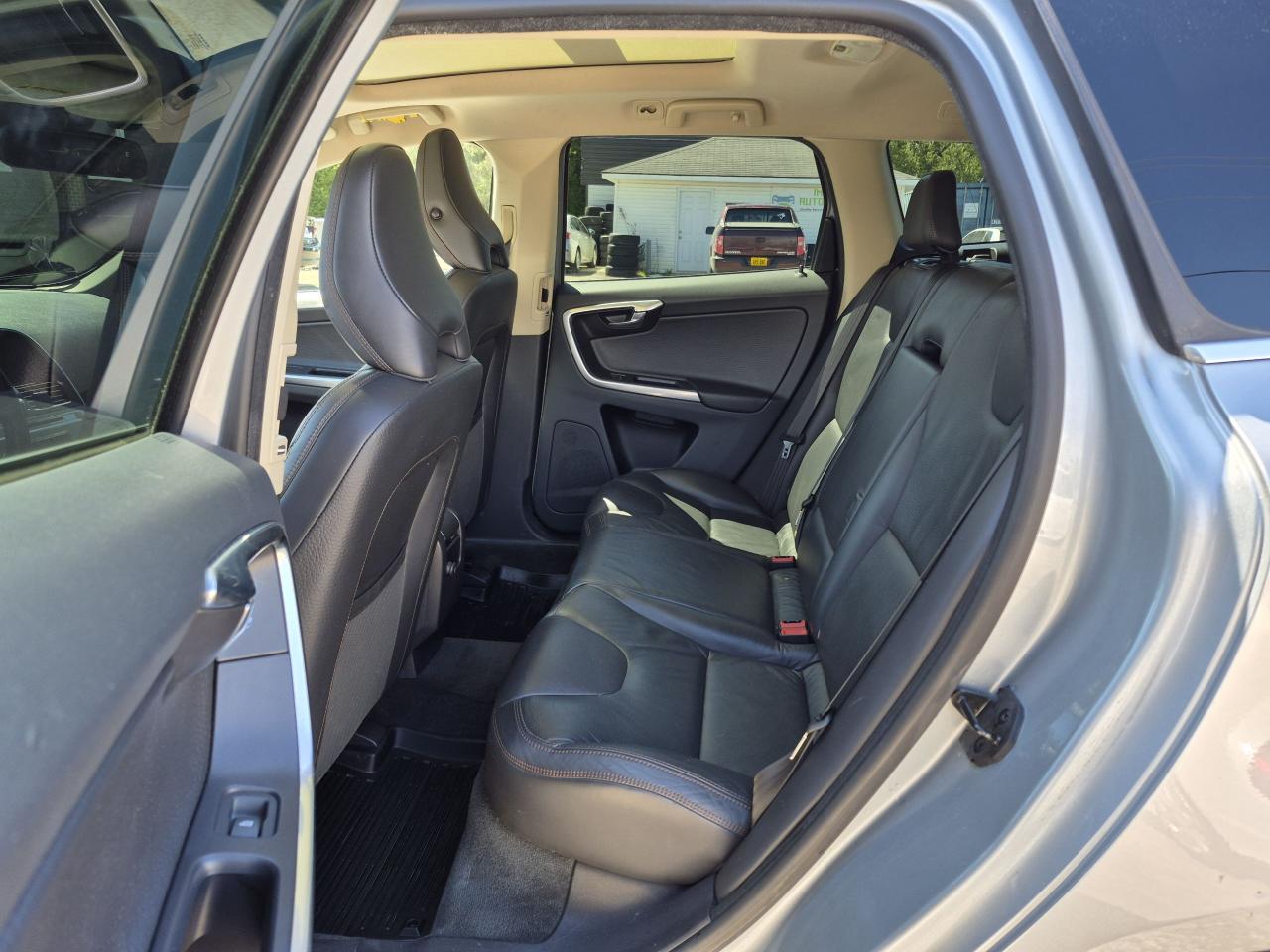 2012 Volvo XC60 AWD T6 R-Design Photo13