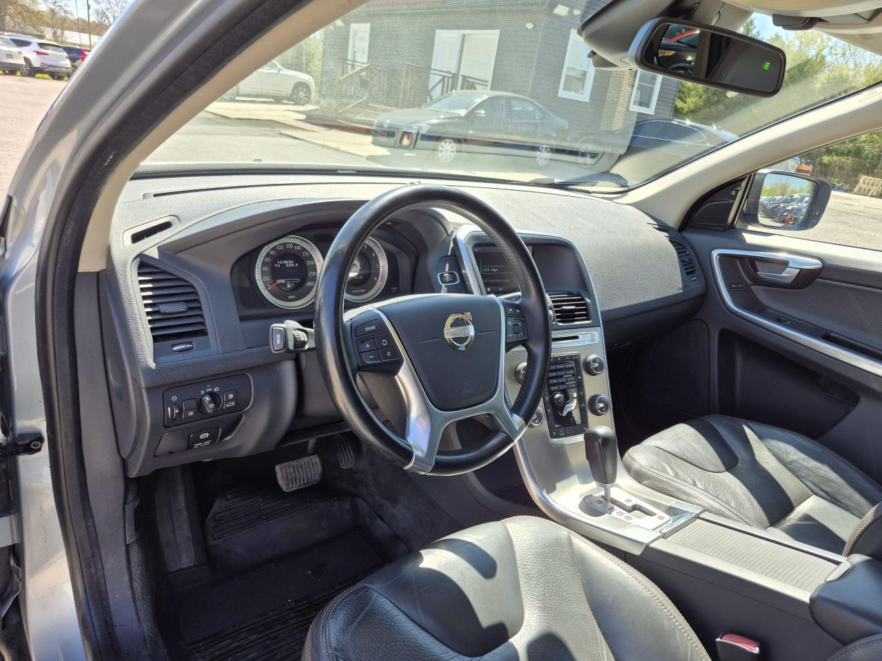 2012 Volvo XC60 AWD T6 R-Design Photo11