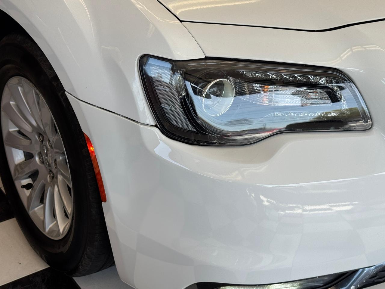 2019 Chrysler 300 300S+New Brakes+ApplePlay+Camera+Remote Start Photo35