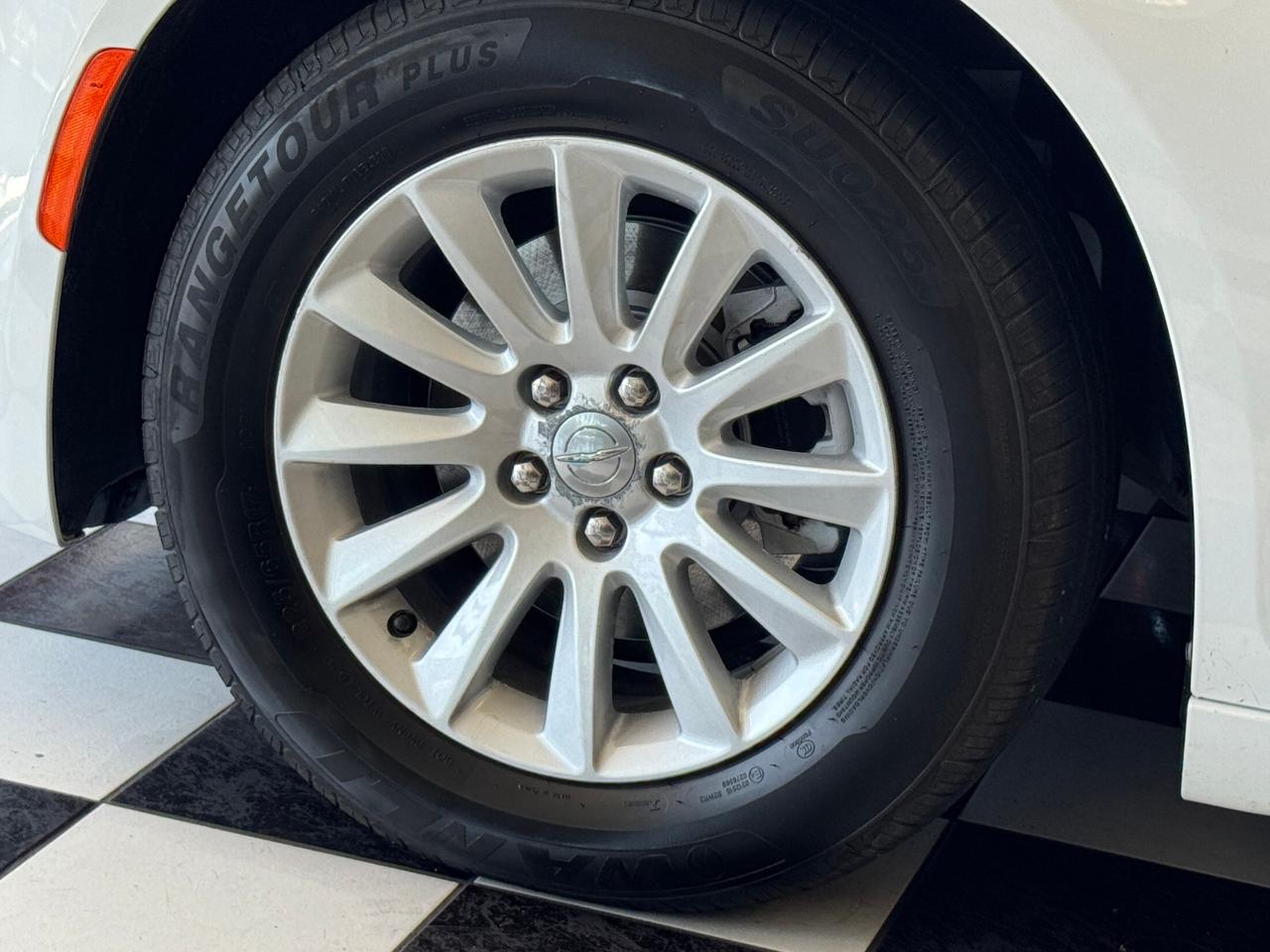 2019 Chrysler 300 300S+New Brakes+ApplePlay+Camera+Remote Start Photo50