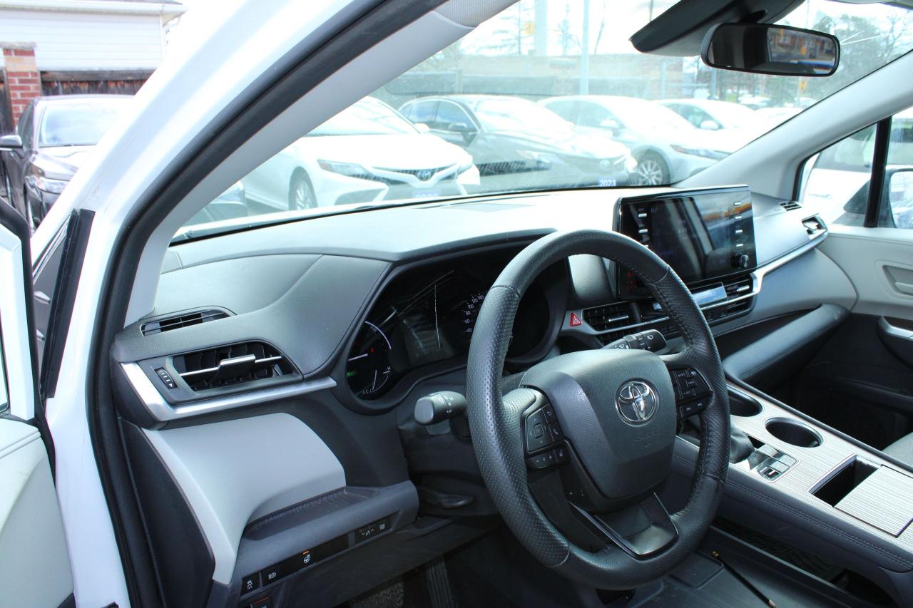 2023 Toyota Sienna LE - Photo #7