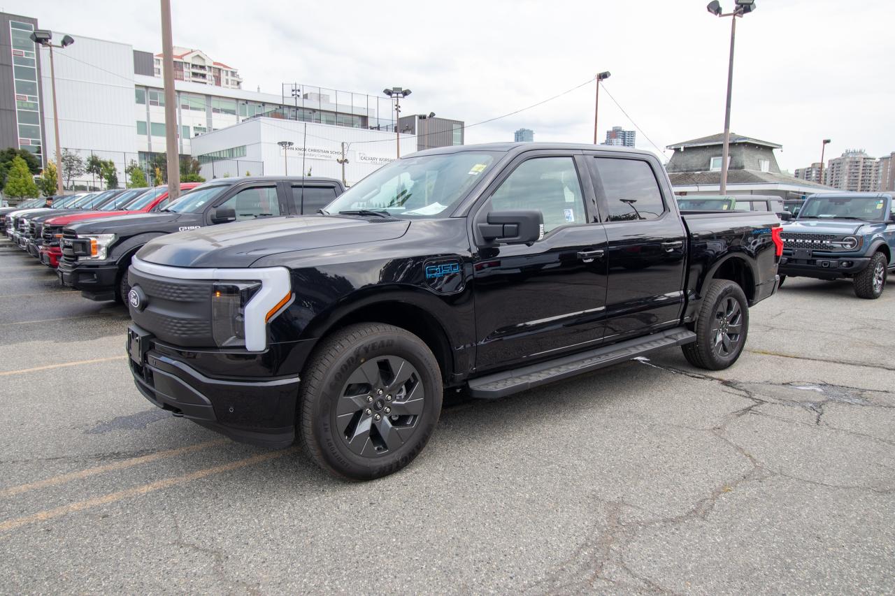 2025 Ford F-150 Lightning Flash 4WD SuperCrew 5.5' Box Extended Range Photo1