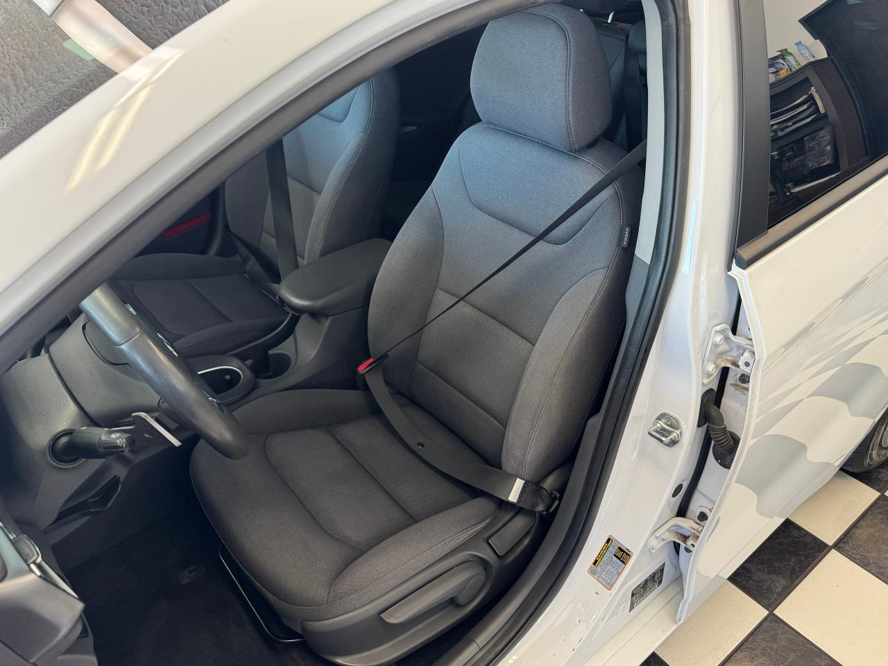 2020 Hyundai IONIQ Preferred HYBIRD+New Tires+Brakes+Roof+CLEANCARFAX Photo23