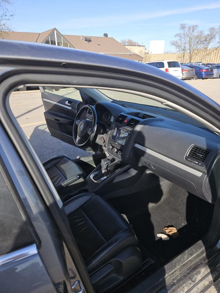 2010 Volkswagen Jetta 4dr 2.0T TSI DSG Highline - Photo #11